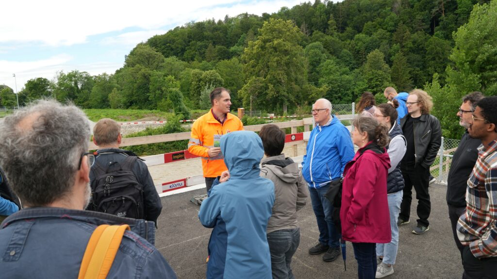 2024-06-15 Projektleiter Lorenz Schneider am Neuzuzügeranlass in Laupen