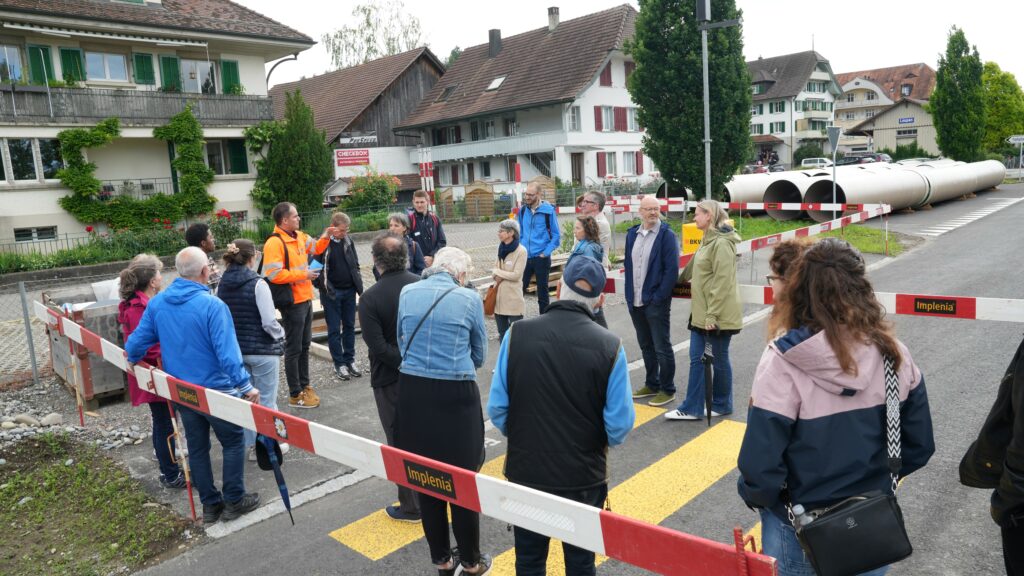 2024-06-15 Projektleiter Lorenz Schneider am Neuzuzügeranlass in Laupen