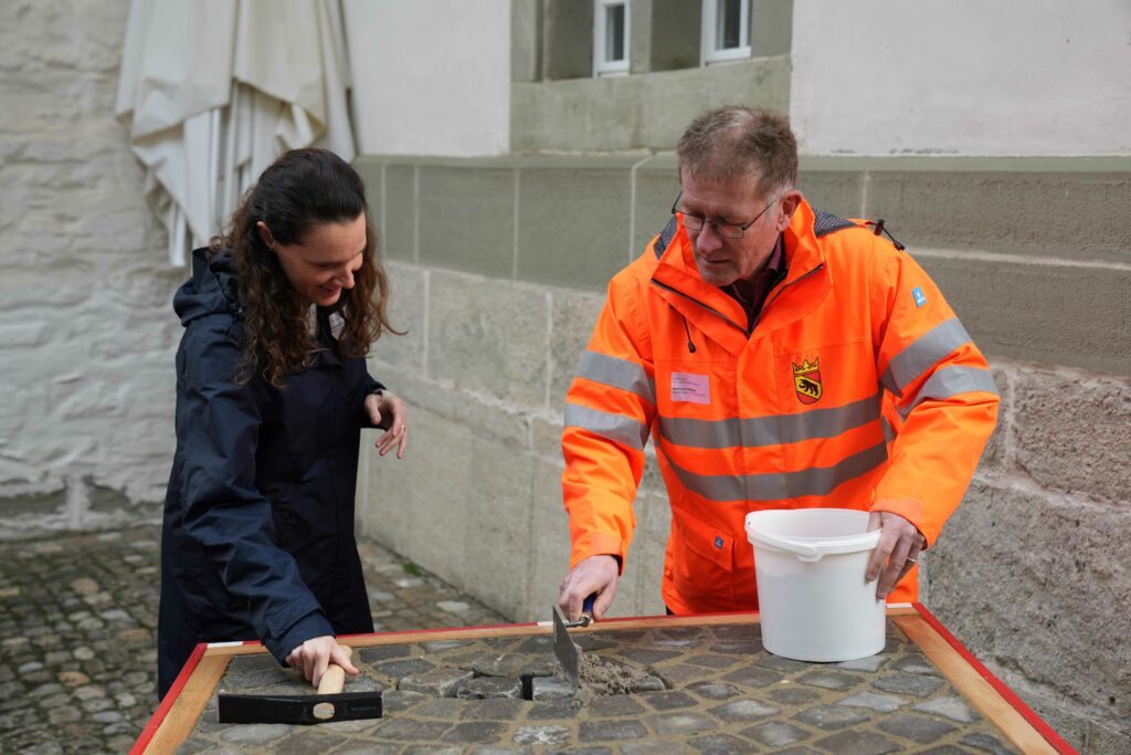 A1_01815 RR Neuhaus und GP Bettina Schwab am Pflästern für Webseite Beitragsbild Spatenstich 31.3.2023