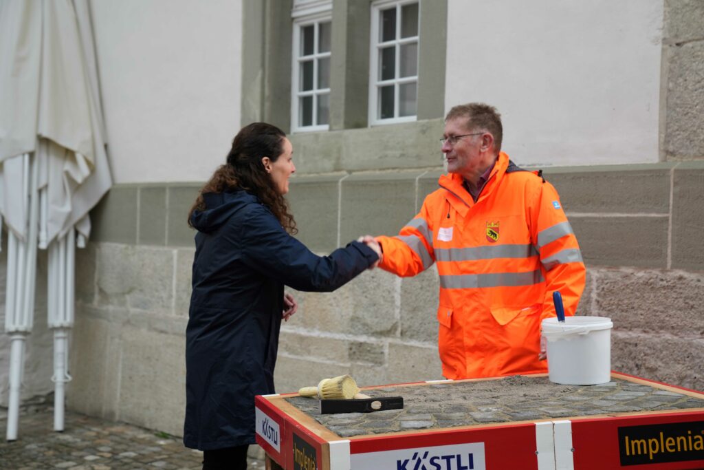 A1_01827 RR Neuhaus und GP Bettina Schwab fertig Gepflästert für Webseite Beitragsbild Spatenstich 31.3.2023