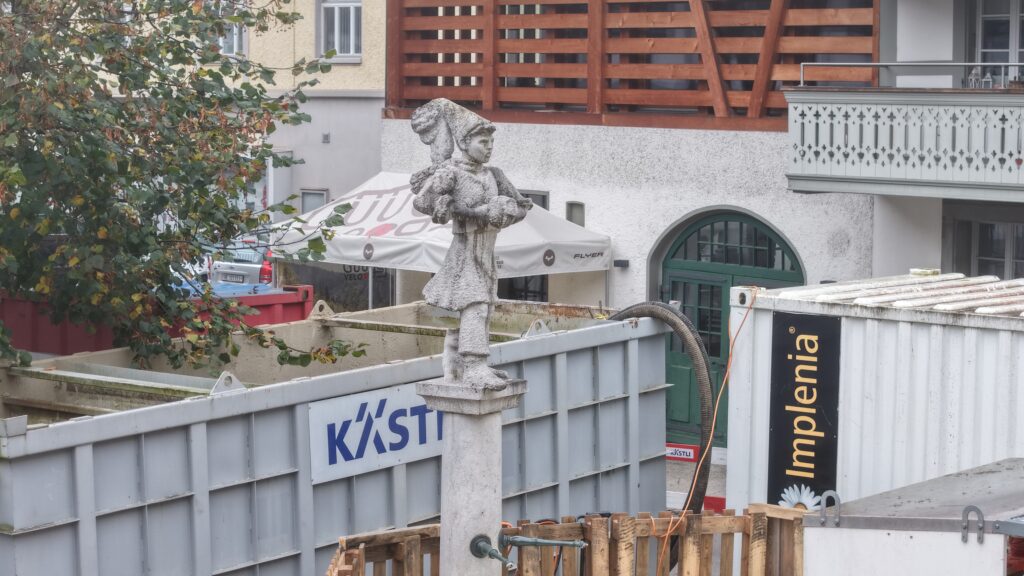 2024-11-04 Erster Tag der "Sanierung der Ortsdurchfahrt Stedtli". Figur auf dem Achetringeler-Brunnen