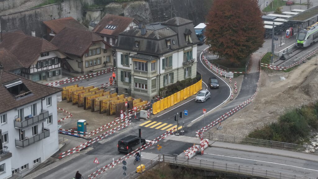 2024-11-04 Erster Tag der "Sanierung der Ortsdurchfahrt Stedtli". Bauumfahrung Stedli in Betrieb